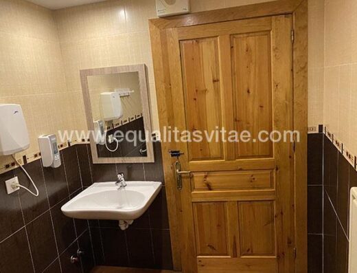 Baño adaptado. Lavabo sin pie que permite acceso frontal con silla de ruedas