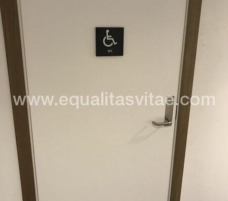 Puerta de acceso del aseo adaptado para PMR. Restaurante Kystems Mathus en Tromsø.