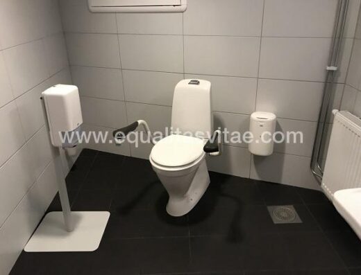 Interior del baño adaptado. Restaurante Kystems Mathus en Tromsø.
