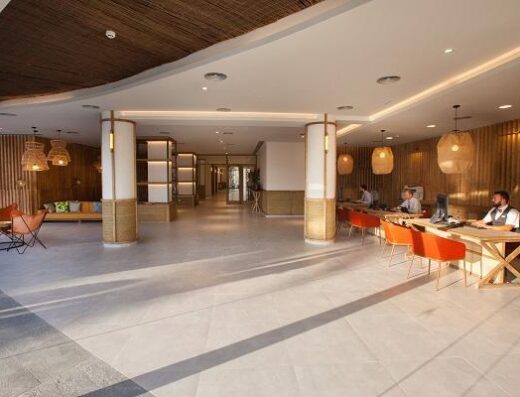 Mesas de recepción accesible para PMR. Corallium Dunamar by Lopesan Hotels , Las Palmas.
