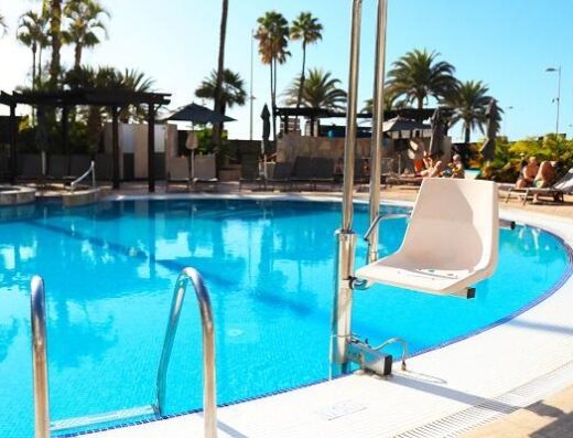 Grúa de acceso a la piscina. Corallium Dunamar by Lopesan Hotels , Las Palmas.