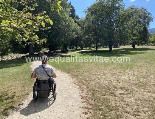 Usuario de silla de ruedas paseando por el sendero accesible