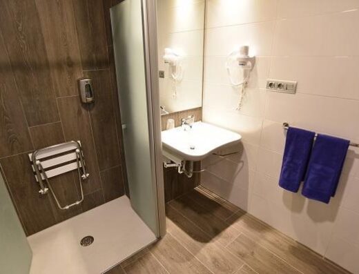 Zona ducha y lavabo del baño adaptado de la habitación accesible. Hotel Doña Luisa, Las Palmas de Gran Canaria. Imagen facilitada por el establecimiento.