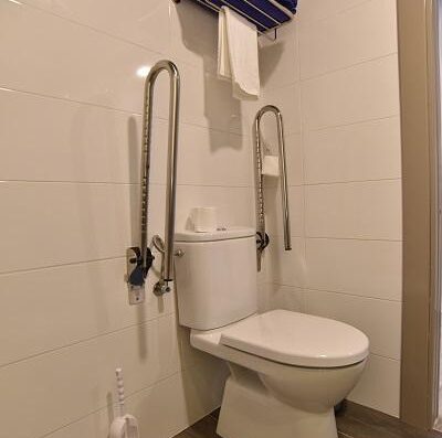Inodoro con barras de apoyo, baño adaptado de habitación. Hotel Doña Luisa, Las Palmas de Gran Canaria. Imagen facilitada por el establecimiento.
