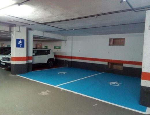Plazas de aparcamiento reservadas para PMR. Imagen facilitada por el Hotel Blanca de Navarra.