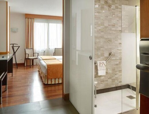 Pasillo de acceso a la habitación y al baño adaptado. Imagen facilitada por el Hotel Blanca de Navarra.