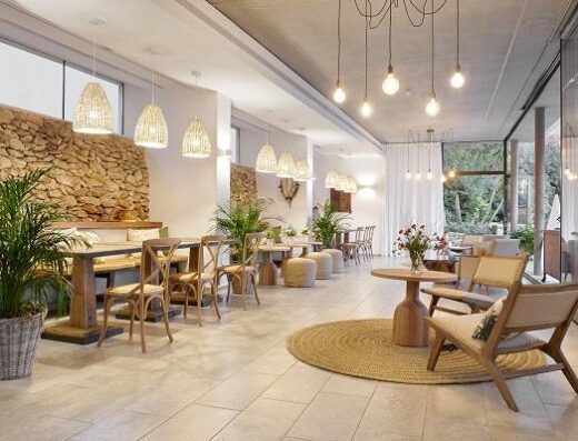 Zonas comunes, cafetería de Can Lluc. Imagen cedida por el hotel.