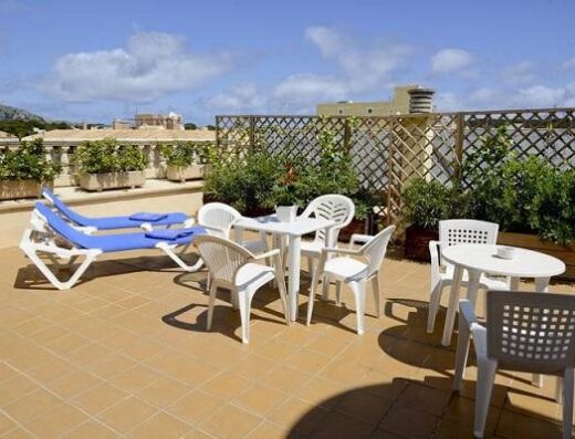 Terraza piscina. Hotel Amorós, Mallorca. Imágenes cedidas por el establecimiento.