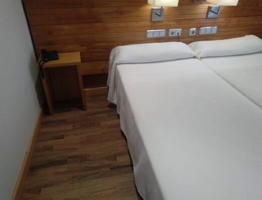 Una de las habitaciones adaptadas con las camas unidas para ganar espacio lateral. Hotel Bulevard, Benicassim. Imagen facilitada por el hotel.