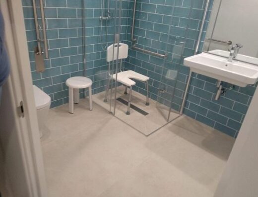 Interior de baño adaptado de otra de las habitaciones accesibles del Hotel Bulevard, Benicassim. Imagen facilitada por el hotel.