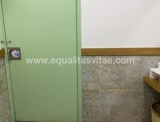 Puerta de acceso al baño adaptado. Mr Kale, Las Palmas de Gran Canaria.