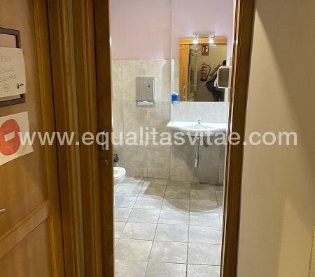 Acceso a baño adaptado. Dulces de Tejada, Tejada, Gran Canaria.