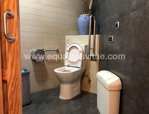 Baño adaptado. Restaurante La Marinera, Las Palmas de Gran Canaria.