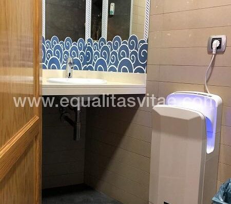 Lavabo sin pie que permite acercamiento frontal en silla de ruedas. Restaurante La Marinera, Las Palmas de Gran Canaria.
