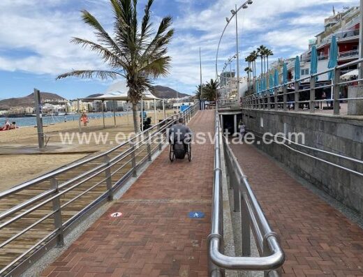 Acceso a través de rampa. Playa accesible de Las Canteras, Las Palmas de Gran Canaria.