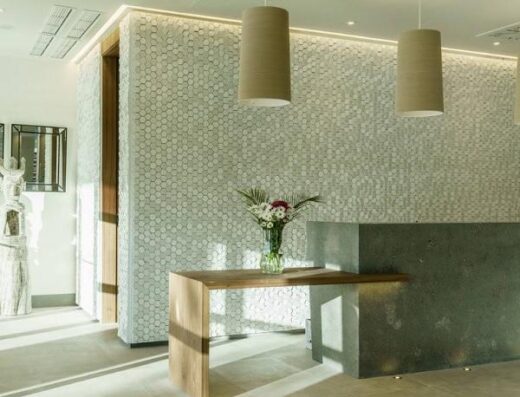 Recepción adaptada. Hotel Ilunion Fuengirola. Imagen facilitada por ILUNION Hotels.