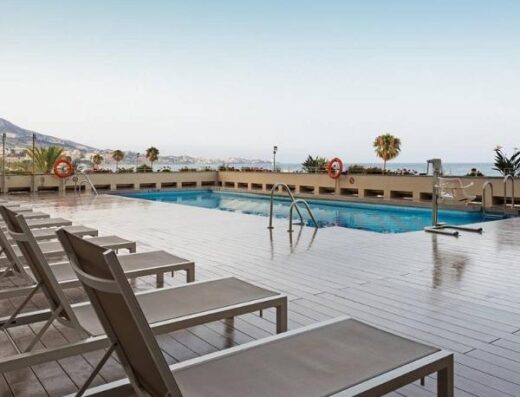 Piscina accesible. Hotel Ilunion Fuengirola. Imagen facilitada por ILUNION Hotels.