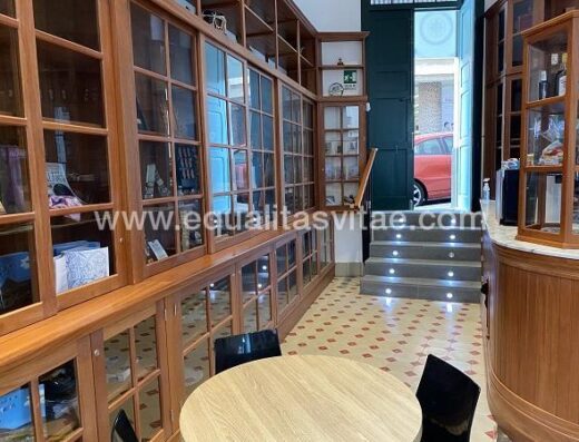 Salida por una de las puertas a través de escaleras. La Bodega de Guía. Gran Canaria.