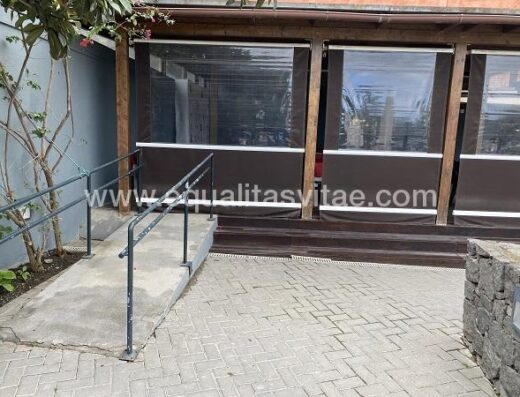 Acceso a través de rampa, restaurante La Casa del Vino de Gran Canaria, Santa Brígida.