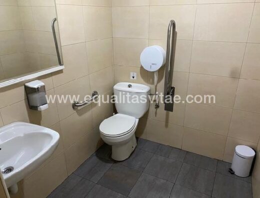 Baño adaptado del Bar Mythos, Logroño.