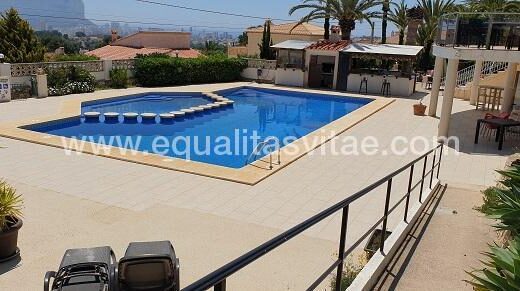 Rampa de acceso a la piscina.