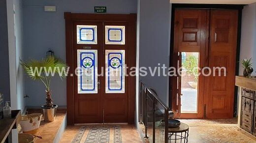 Hall con rampa accesible.