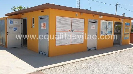 Pabellón con distintos servicios.