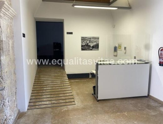 Recepción y acceso a zona administrativa a través de rampa.