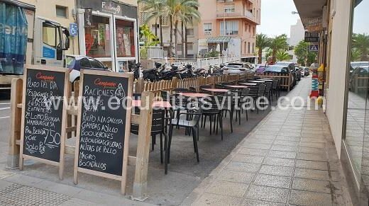 Terraza del local junto a la acera.