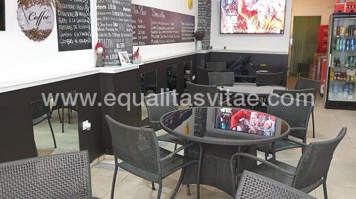 Interior del bar con mesas accesibles.