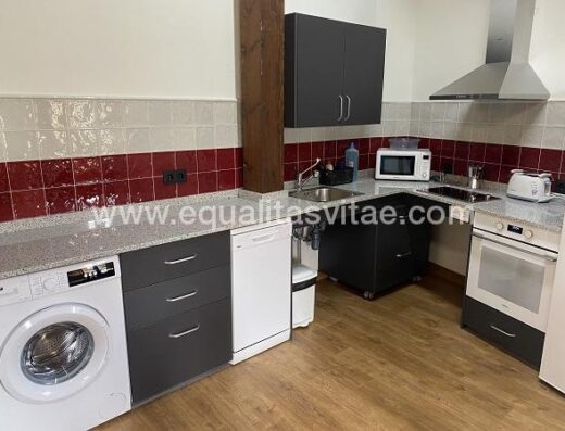 Cocina adaptada en apartamento Dolina