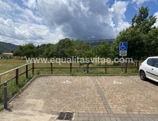Aparcamiento accesible con 2 plazas reservadas para personas con discapacidad
