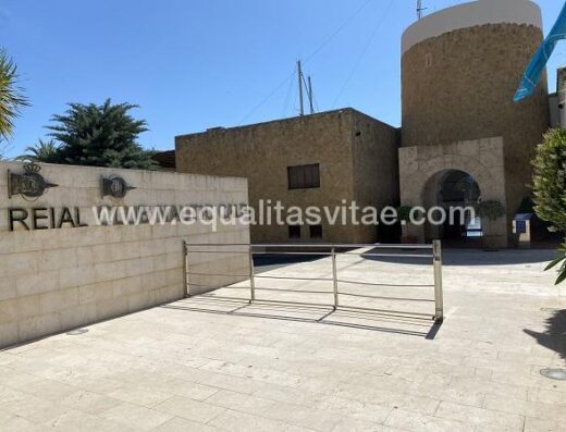 Acceso al complejo náutico.