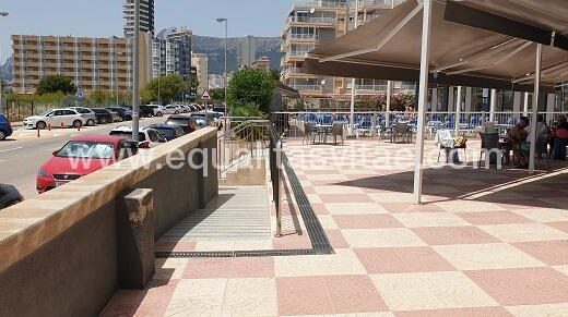 Rampa de acceso al hotel.