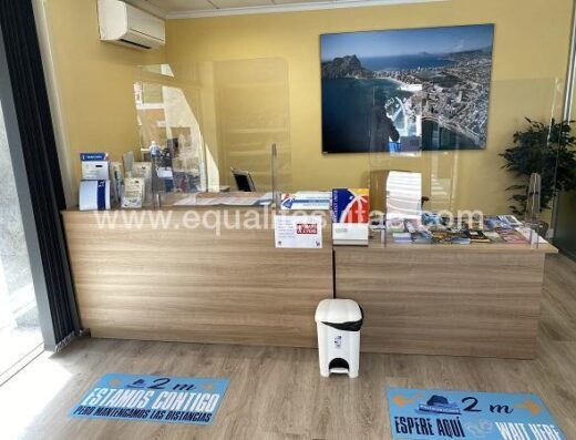 Mostrador con zona rebajada para atender a usuarios de silla de ruedas.