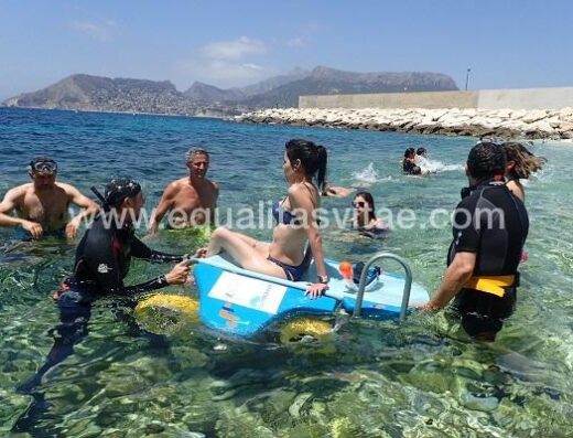 Usuaria utilizando el Enable, camilla adaptada para el mar.