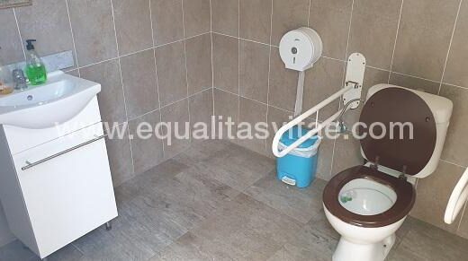 Inodoro con barras de apoyo.
