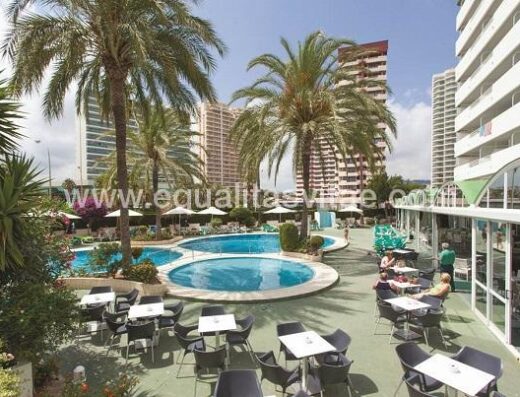 Vista panorámica de la piscina. Imagen cedida por el hotel AR Roca Esmeralda de Calpe.