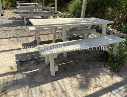 Mesas accesibles para silla de ruedas en área recreativa del Peñón de Ifach