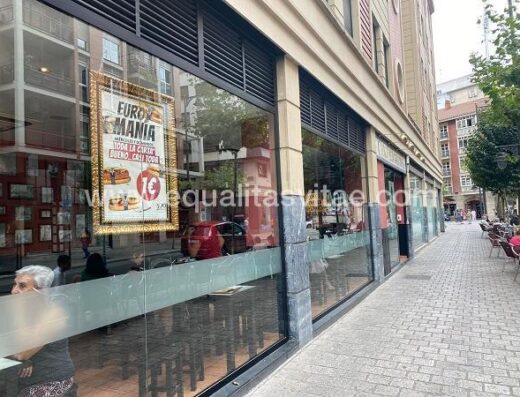 Entorno del local con acera ancha y sin pendiente.