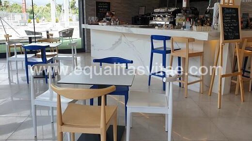 Interior de la cafetería con mesas accesibles para usuarios de sillas de ruedas.
