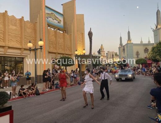 Desfile con todos los personajes del Parque