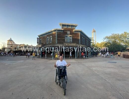 Usuario de silla de ruedas en el lejano oeste