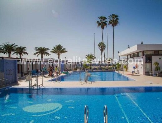 Piscina con grúa para inmersión.