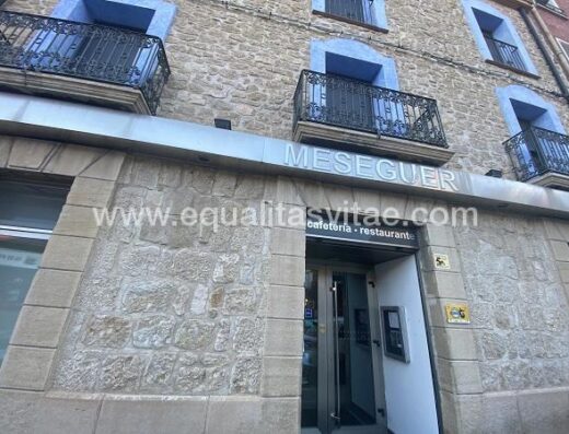 Acceso a cafetería y restaurante.