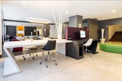 Hall del hotel con puntos ordenadores. Imagen facilitada por ILUNION hotels.