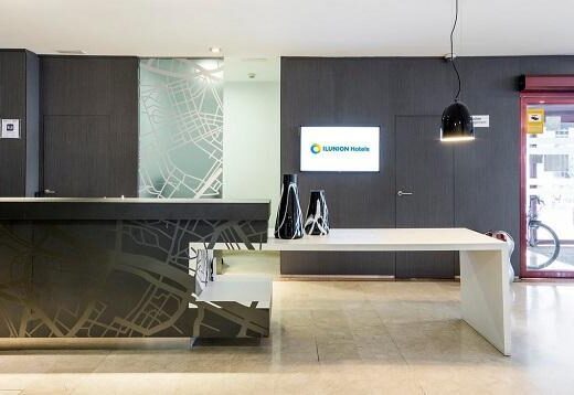 Recepción adaptada. Imagen facilitada por ILUNION hotels.