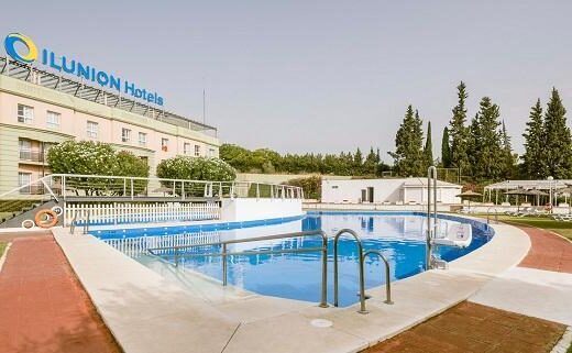 Grúa para acceso a la piscina. Imagen facilitada por ILUNION Hotels.