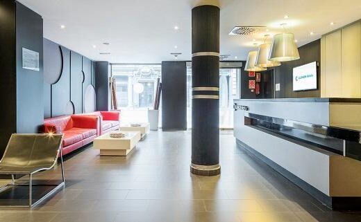 Recepción con zona de mostrador adaptada. Imagen facilitada por ILUNION Hotels.