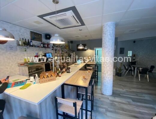Interior del bar, zona barra.